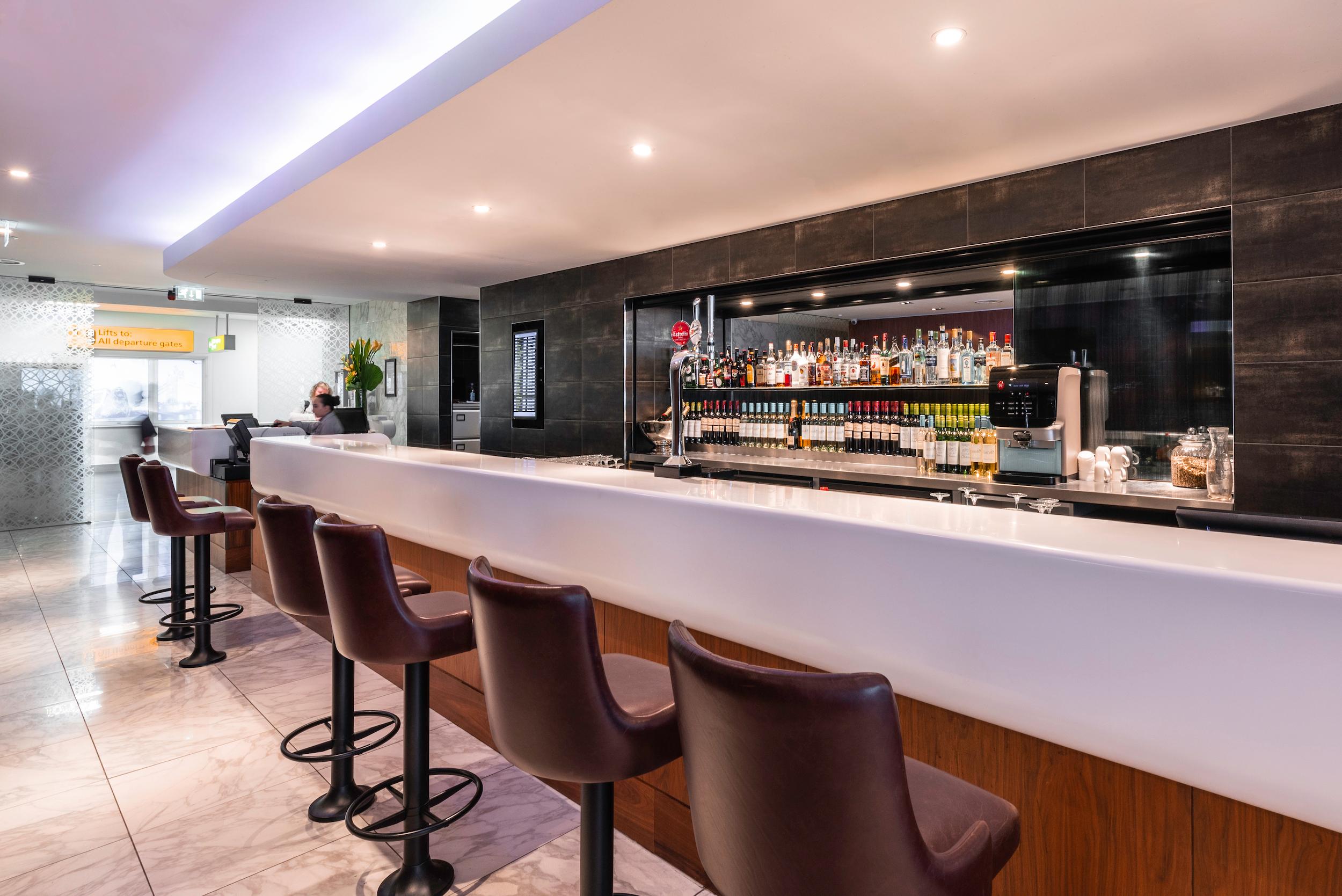 No1 Lounge Heathrow T3 Bar Space